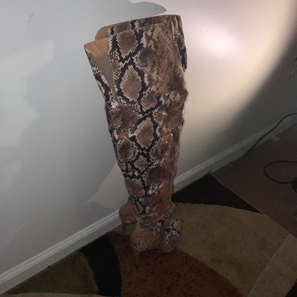Jessica Simpsons Snake‑Embossed Knee‑High Boots – Women’s 8.5 M, Worn Once - Picture 4 of 4